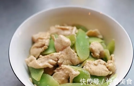 减肥|大叔家的减肥菜谱:莴笋炒鸡胸肉,滑嫩爽口,做法简单,家人爱吃