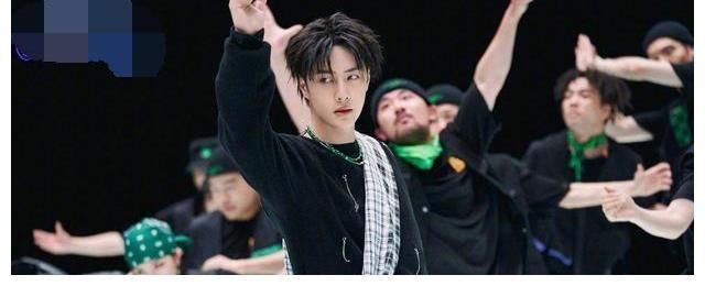 快本|演员跨界当主持张艺兴不是第一人,一本正经的兴式主持你喜欢吗?