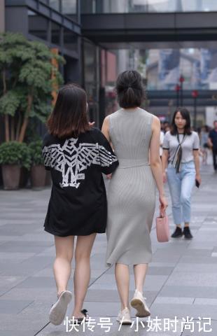 街拍被针织裙包裹,让自己尽享靓丽舒适的感觉