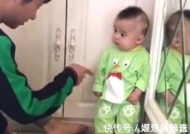 老婆大人|宝宝深夜看电视被爸爸罚站,委屈地看着爸爸,模样简直是太可爱了