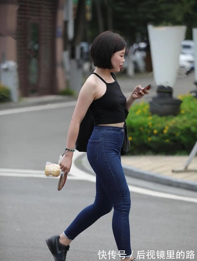 塞裤腰 今年流行“低腰裤”,但也并非谁都能穿,露出小肚子不是很尴尬