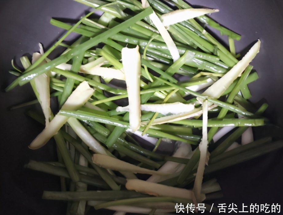 整只鸡丢电饭锅里,不放油不加水,出锅香味四溢还流油,比烤鸡香