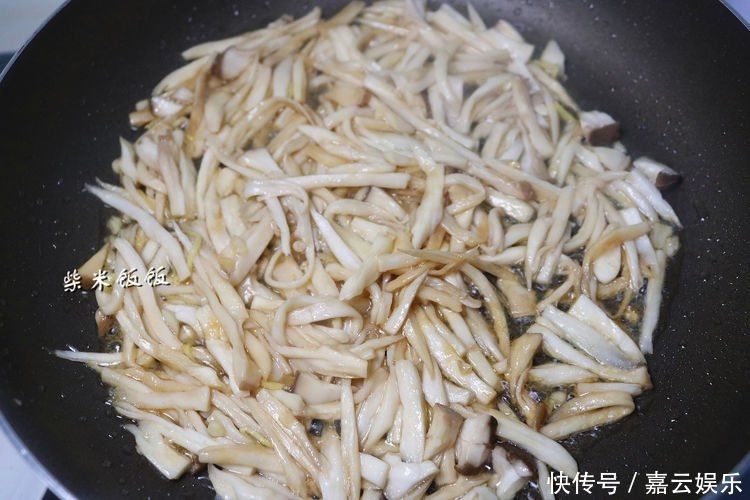 这三样一起炒，又鲜又脆，吃一口鲜嫩多汁，比肉嚼起来更香