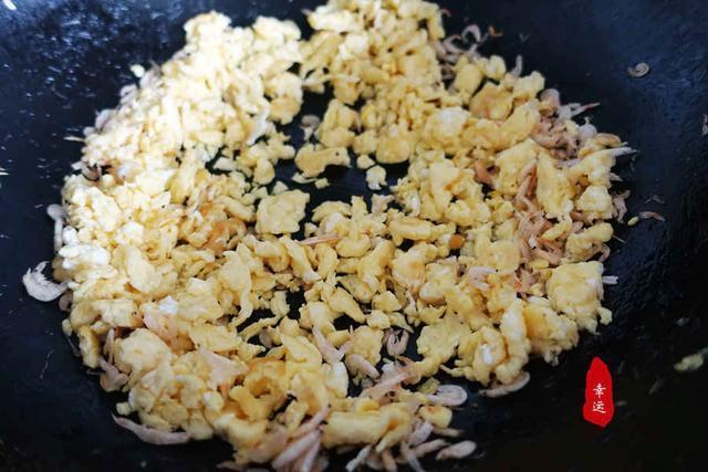 又白又松软的包子，馅料鲜嫩适口，配上小米南瓜粥，吃得美美哒