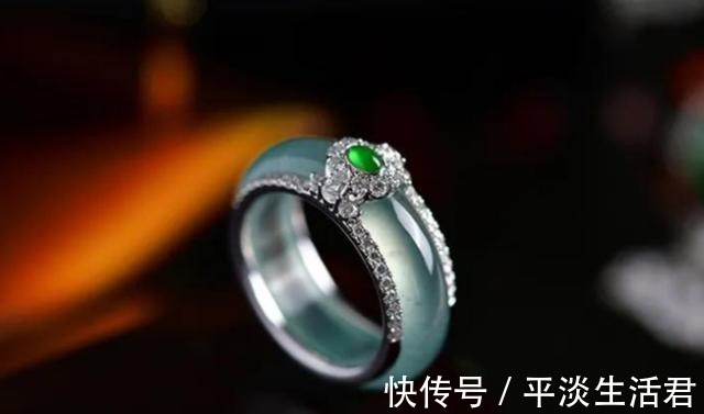 翡翠首饰 秋天的你适合戴什么款式的翡翠又该如何保养它呢!