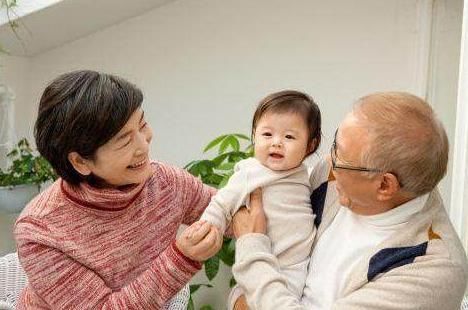 奶奶家|宝妈将女儿送去奶奶家3个月,见面时竟然认不出奶奶好喂法