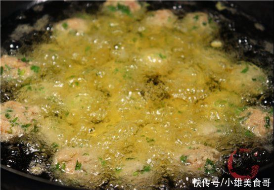 外酥|炸丸子，切记不要放面粉和淀粉，教你一招，外酥里嫩不吸油