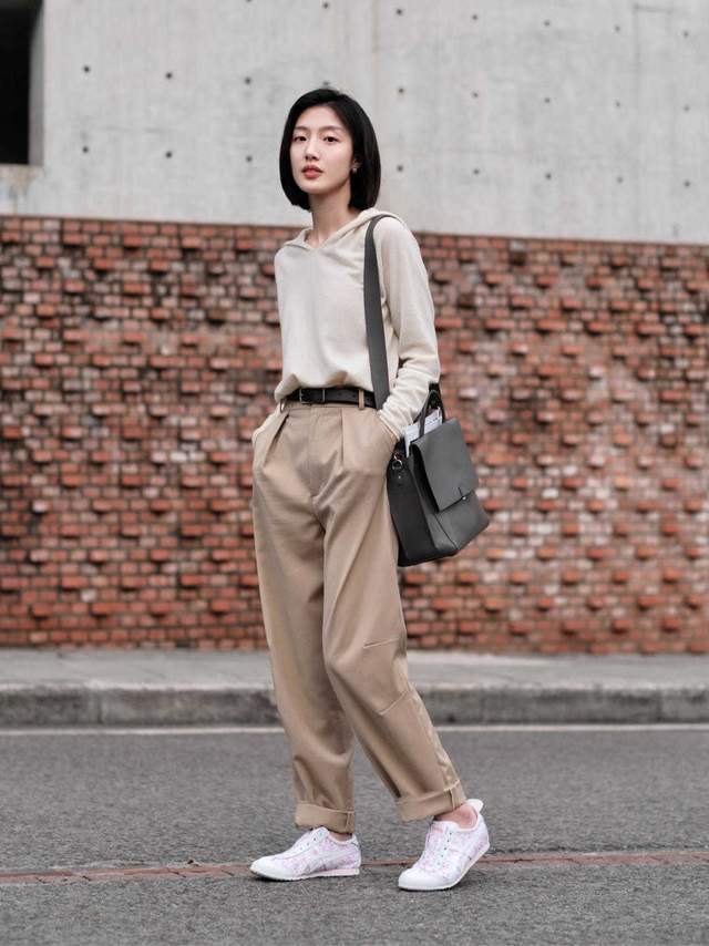 针织衫|初秋,卫衣搭配直筒裤简约高级,还能提升气质感,美如初恋女友
