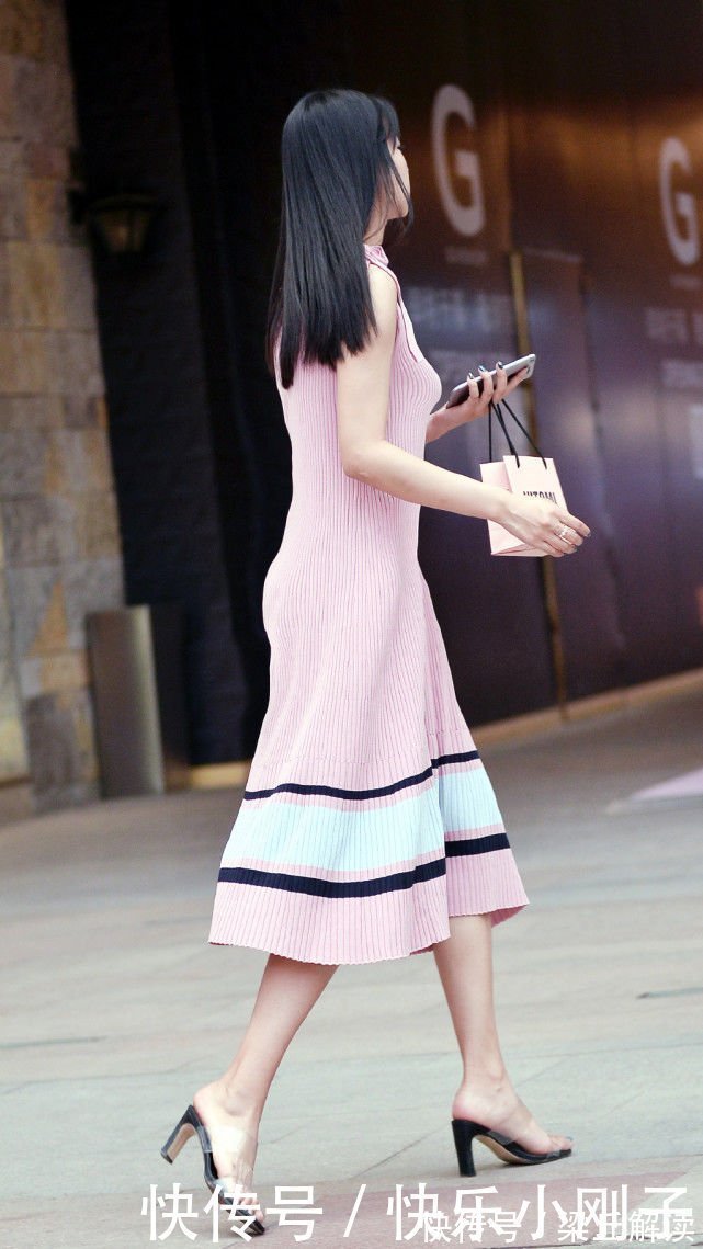 针织连衣裙|简约减龄的针织长裙,加上长直的发型,整体造型优雅休闲