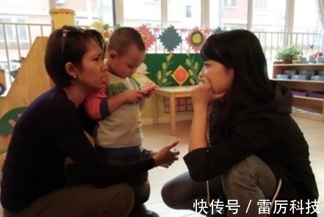 宝妈|学校开家长会,宝妈穿工作服参会却被其他家长说:来错地方了吧?