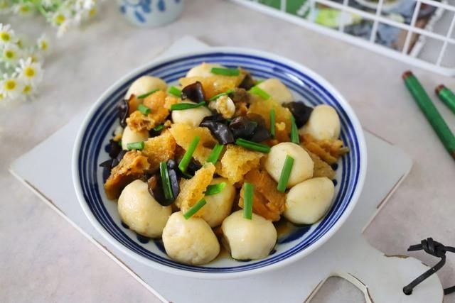 这三种食材放一起，不放肉也很鲜，随手一炒5分钟出锅，简单好吃