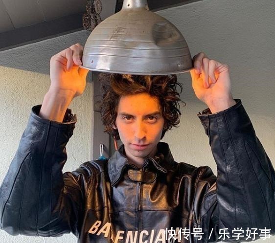 滑板 撩LV总监,穿10W天价球鞋,他是我见过最“烧钱”的板仔!