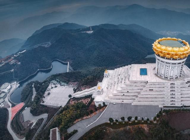 绍兴有“皇家风格”的寺庙，与海天佛国相呼应，可接待300万香客