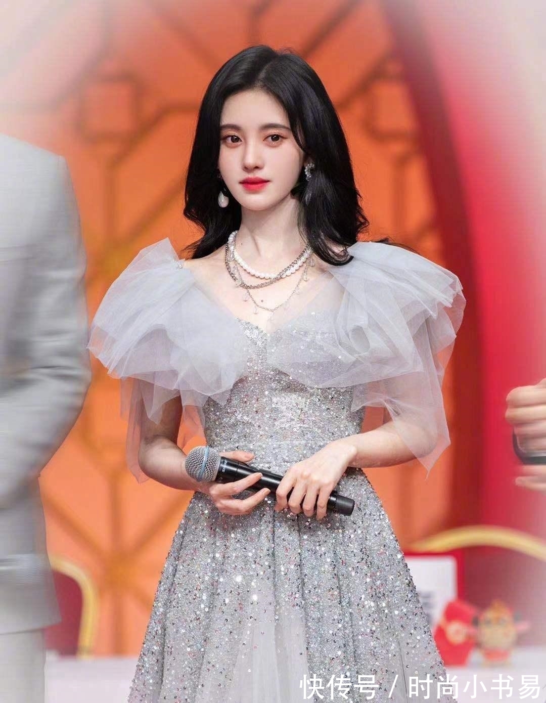 配饰|Jennie竟然用珍珠当腰带,三七亚洲黄金比例,腰线比太优越