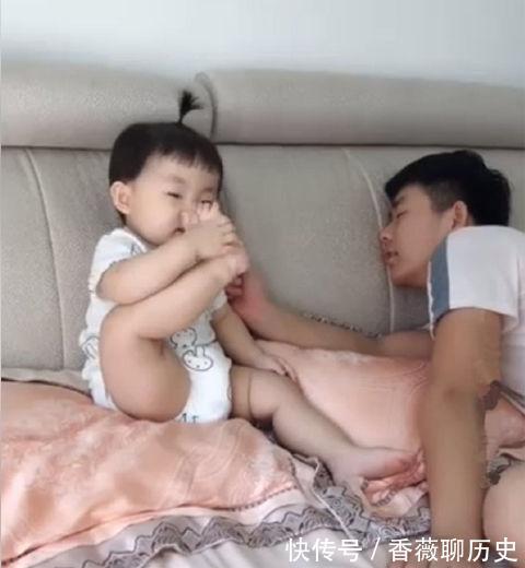 宝宝|妹妹抬脚给哥哥闻,哥哥假装被熏晕,妹妹的反应乐翻众人