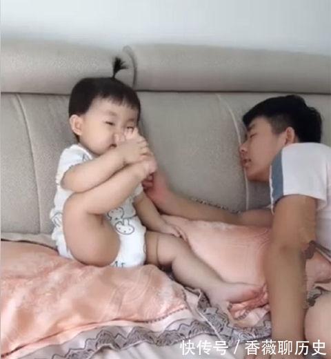 宝宝|妹妹抬脚给哥哥闻，哥哥假装被熏晕，妹妹的反应乐翻众人