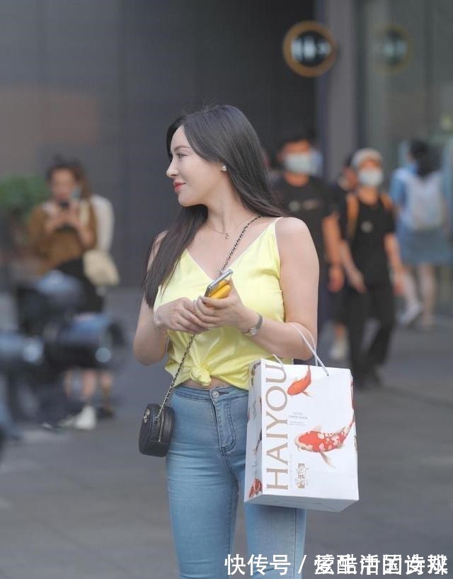 紧身裤 微胖小姐姐短款上衣搭配牛仔裤,时髦显气质!