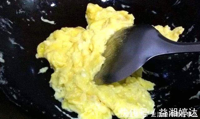 鸡蛋|炒鸡蛋时,不要直接下锅炒,记得加点它,鸡蛋更鲜更嫩