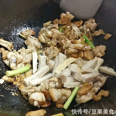 肉卷|学会牛蛙爆炒黄金肉卷，解锁正宗味儿