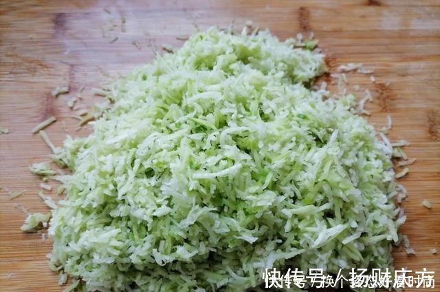 面团|教你做好吃解馋的萝卜粉条素馅饼，皮薄馅大又柔软，凉了也不硬