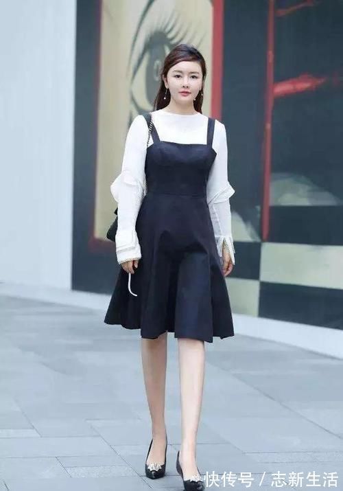 搭配 小姐姐搭配着一双黑色的尖头高跟鞋,走起路来看起来更加的成熟