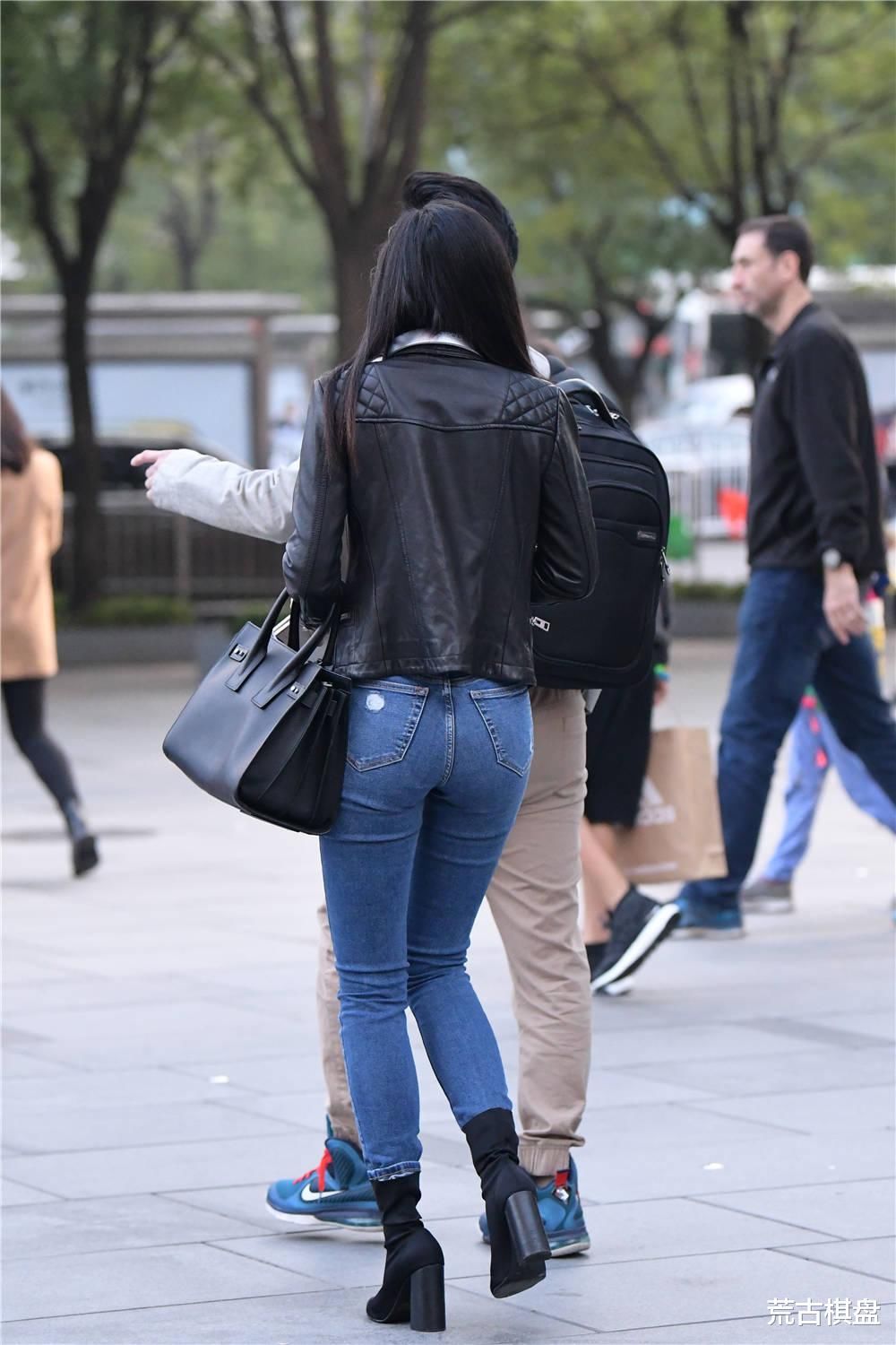 紧身牛仔裤，搭配粗高跟短靴，苗条身材的春季穿搭