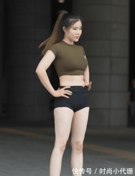 搭配|深绿色属于搭配黑色短款裤，时尚大气，简洁干练