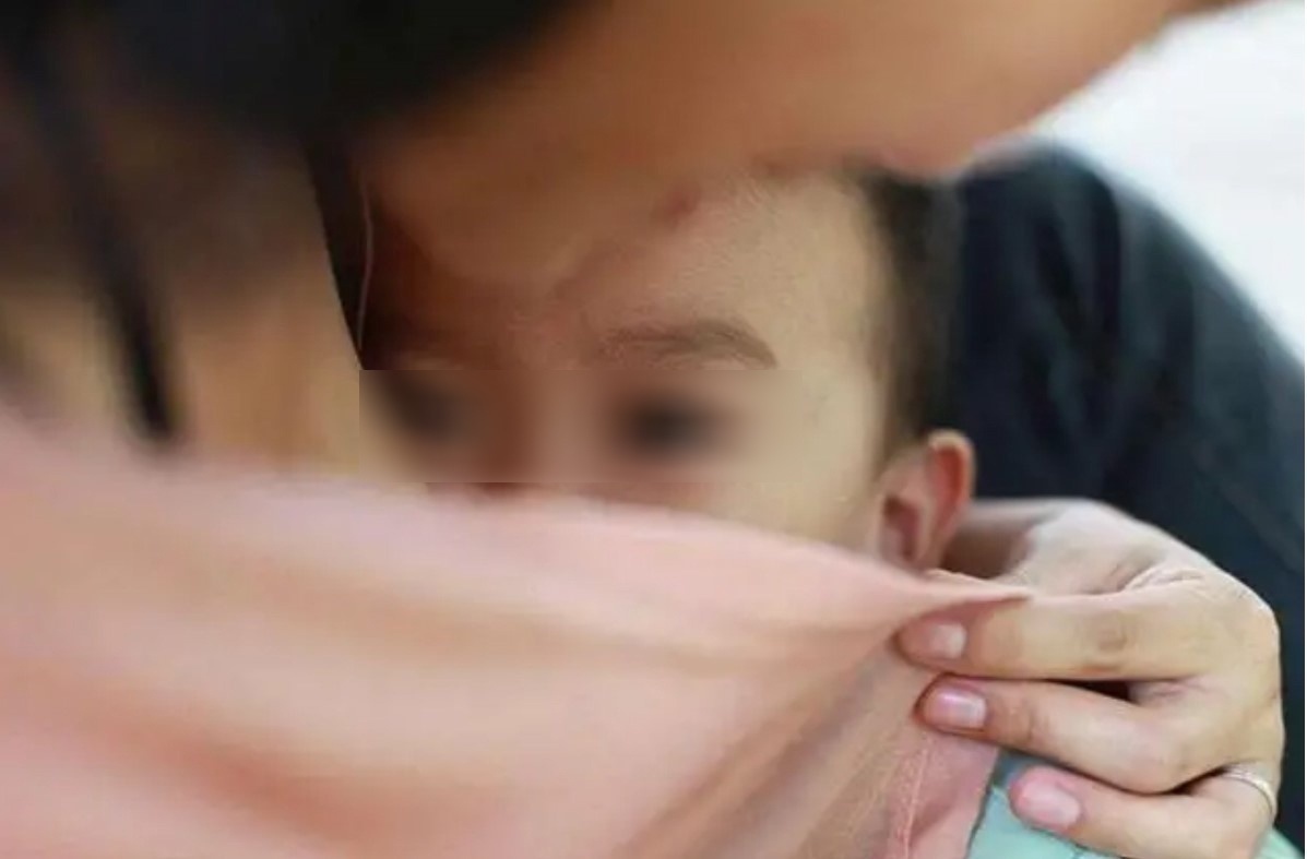 年轻妈妈公交车上哺乳,被大爷指责“不要脸”,宝妈的回复很给力