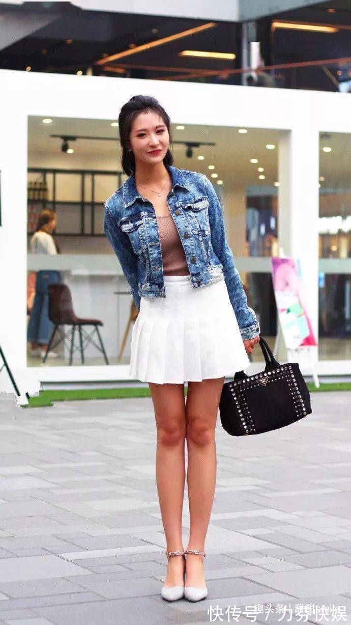 在职场 美女脚上搭配上一双白色的尖头高跟鞋,让双腿显得修长