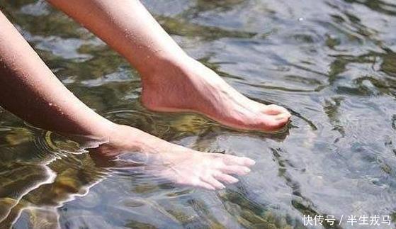 中老年人|脚上有个“长寿按钮”，每天睡前按一按，血管通畅更健康