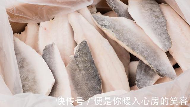 解冻鱼的时候,千万别泡水,酒店员工教你一招,跟活鱼一样新鲜