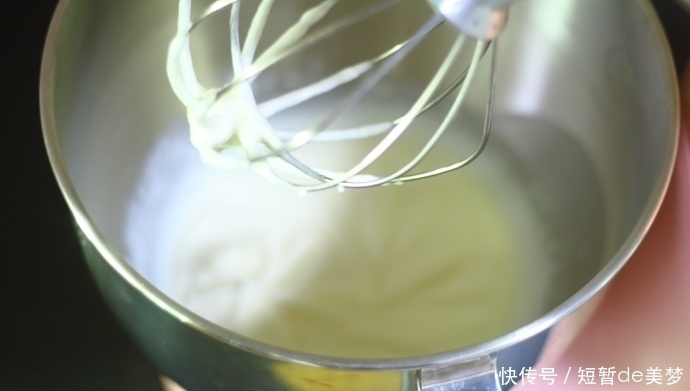 炎热的夏天,来一份酸酸甜甜的百香果慕斯,解暑又开胃!