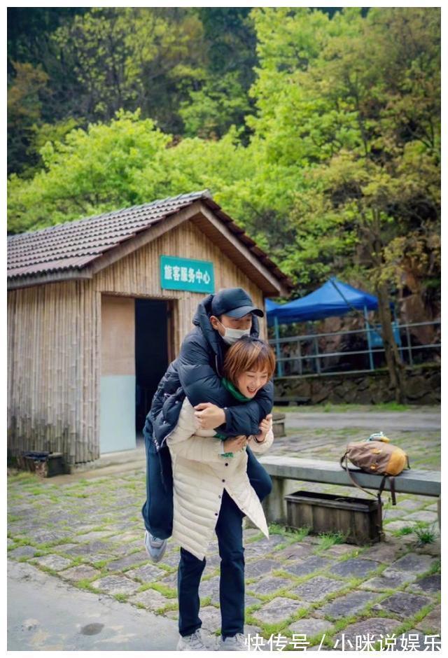 |又暖又搞笑网友环球影城偶遇邓超,因崴脚坐轮椅获超哥主动合影