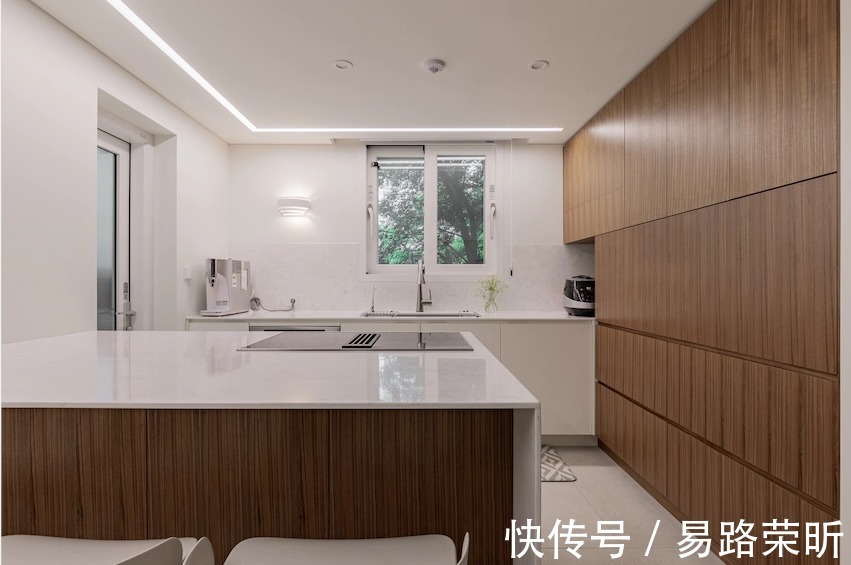 客餐厅|这是一套有30年历史的老公寓了,将空间布局重做调整与规划,打造出三室三厅的格局。