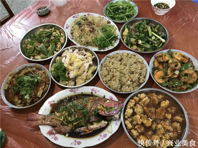 休假在家,媳妇下厨做大餐犒劳,晒朋友圈,邻居要带酒过来蹭饭!