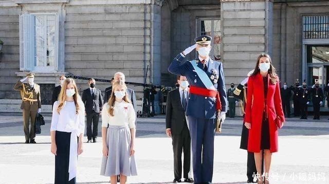 姐妹花|这朵西班牙姐妹花很少见,劳拉的蓝色连衣裙和她姐姐一样高