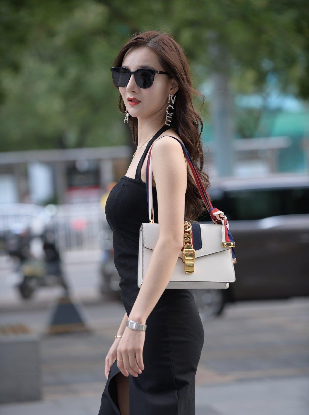 没有“小肚腩”才能穿的一款裙子,时尚又大方,高档的感觉真好!