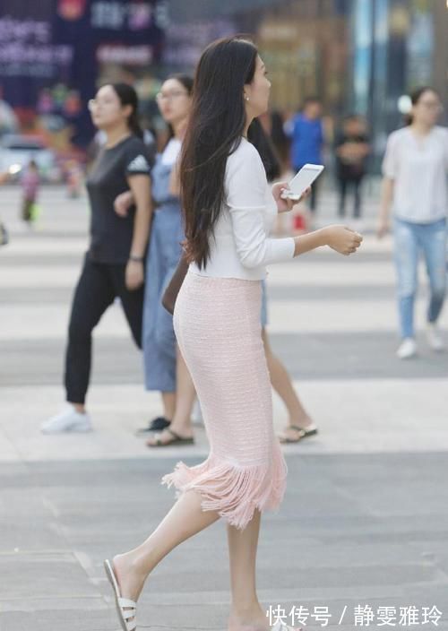 造型 穿流苏裙出行的女生,造型大方得体,又美又气质