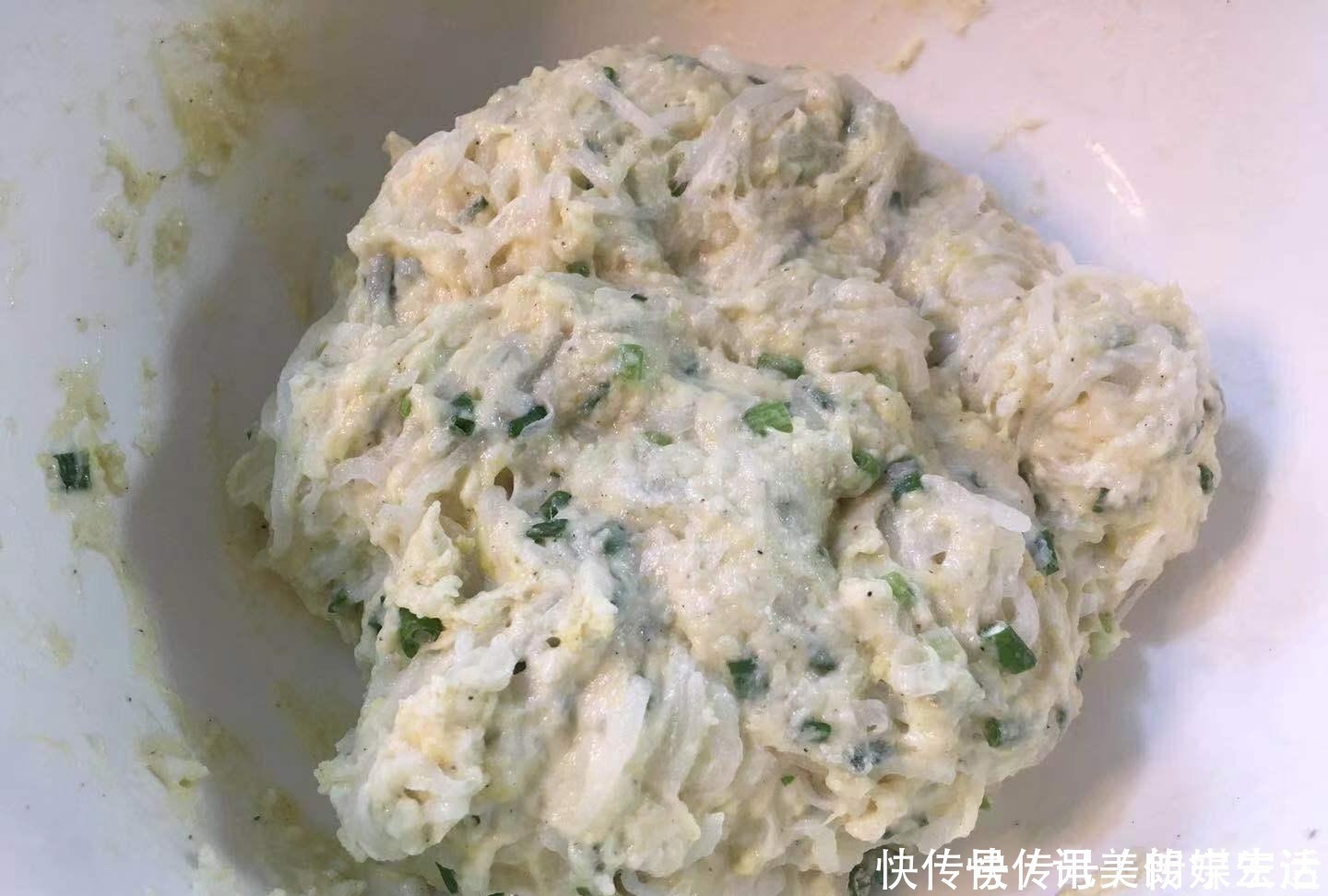 阿姐|半根萝卜一个鸡蛋,用筷子搅一搅,5分钟搞定全家人的早餐