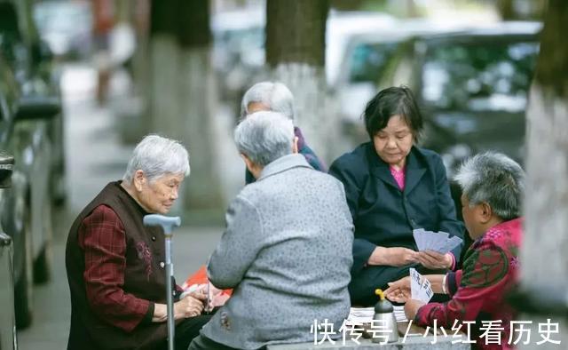 晚年生活|五对老人的晚年生活,告诉我们到底要不要生孩子