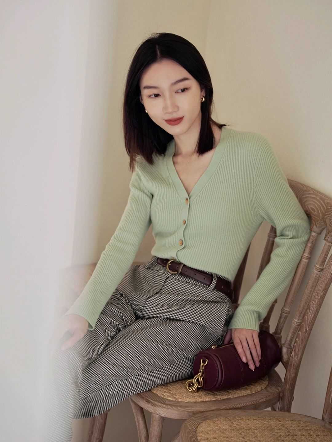 时髦|说实话,春天还是穿“奶奶衫”更时髦,保暖且显瘦