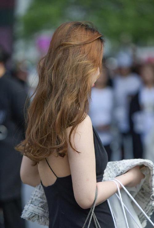 裙子|美女穿黑裙子逛街好凉快,肉肉的风格让路人纷纷驻足