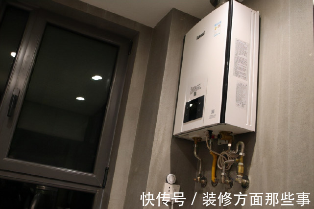 爱格|115平现代简约风,灰色影视墙是格栅和木饰面的结合