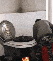 |搞笑GIF趣图:是兄弟,你就别拦我,我今天非要干翻它