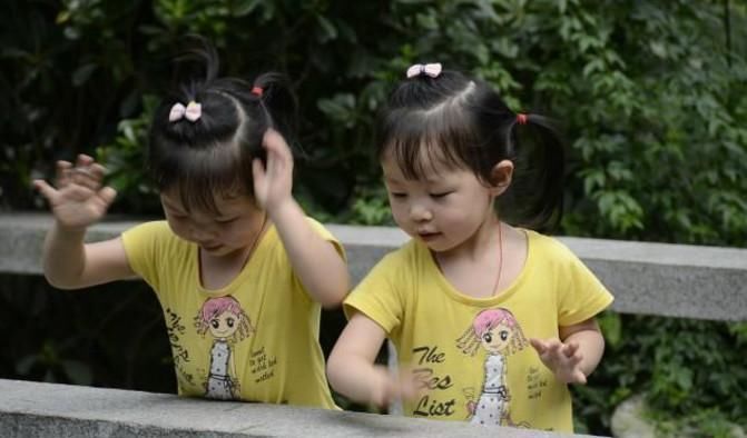 女儿|生了一对双胞胎女儿, 还想生个儿子, 出生后让全家人哭笑不得