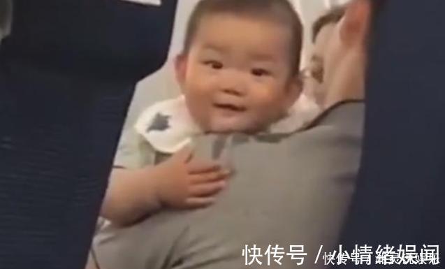 爸爸|“口水宝宝”高铁上看人吃东西,馋虫被勾出来,爸爸肩膀全是口水