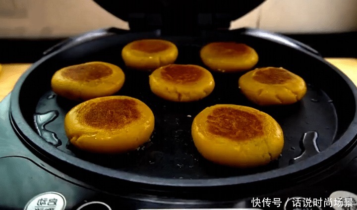  南瓜|夏天，多给孩子做它吃，暄软劲道，补钙补维C，做成小饼最好吃