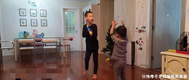 孩子|哥哥开学后,弟弟“颓废”度日,网友:没有人抢,玩具都不香了