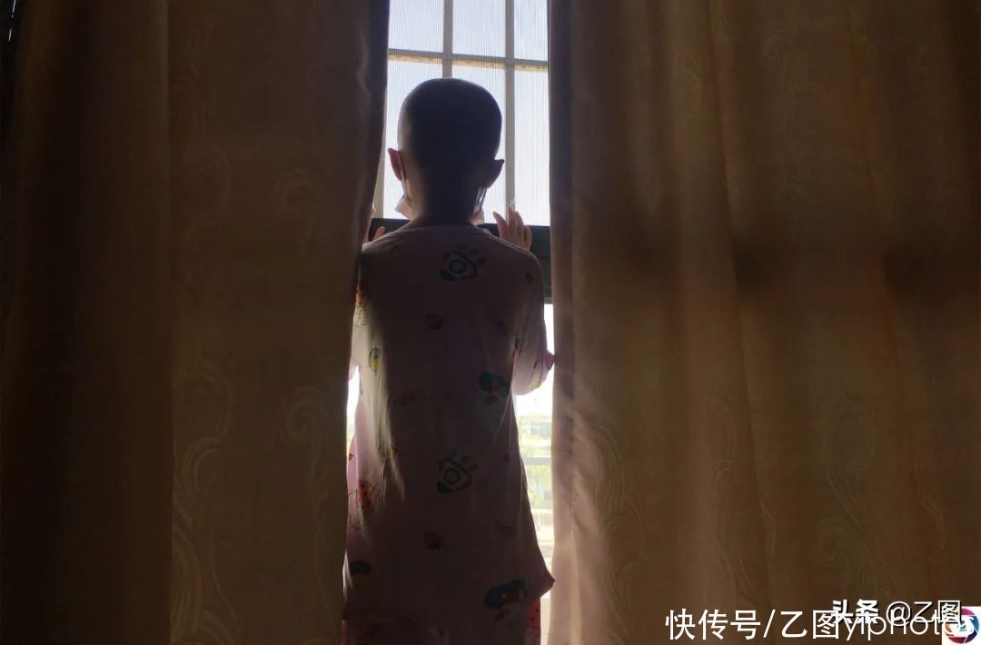 女童|医院里8岁女童偷看妈妈手机余额，妈妈安慰她不差钱，转身却抹泪