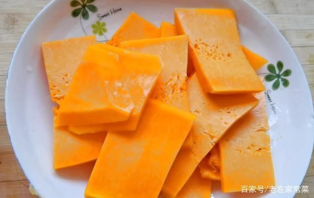 秋天的南瓜这样吃,加一碗大米,不蒸不煮,柔软多层,营养又解馋